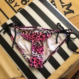 Bikini bottoms 👙 (matching top also available)